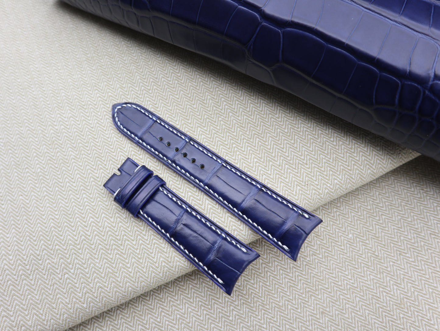 Curved Strap - Curved Lug Alligator Strap for Curved Spring Bar